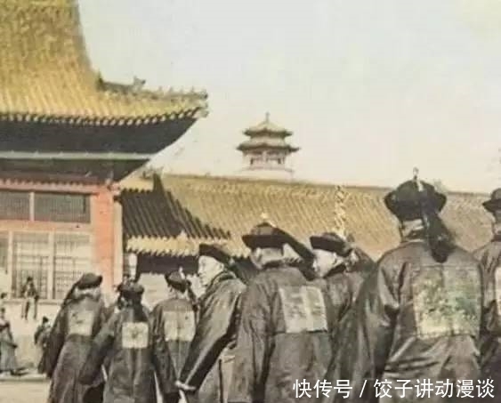 清末|清朝老照片：大臣们排队上朝，撑着花雨伞的格格真漂亮！