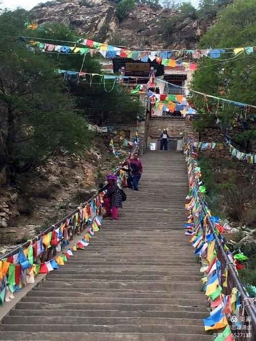 内蒙古一座寺庙很少人知道，群山环绕，仿佛避世桃源