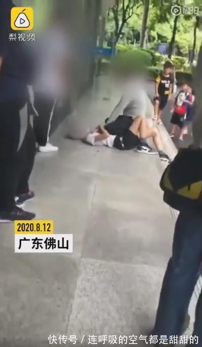 早恋|父亲反对女儿早恋持菜刀按倒男孩,女儿在旁大喊放开他