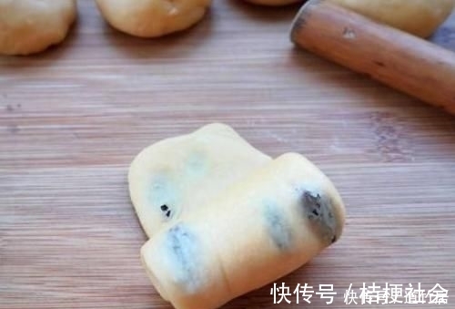 最近这面包火了，不用烤箱，上锅一蒸就好，松软拉丝，孩子爱吃