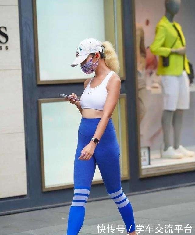 外套 蓝色打底裤搭配白色上衣，高贵大方，打造气质很好的人！