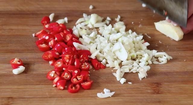 金针菇新吃法，擀面杖压一压，超级下饭，每次连汤汁都不剩下