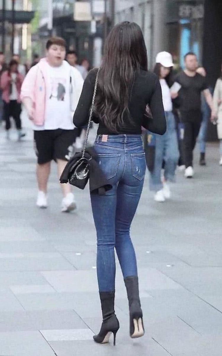 身裙|街拍:美女穿搭粉色裹身裙格外有魅力,搭配短发气质和魅力双赢