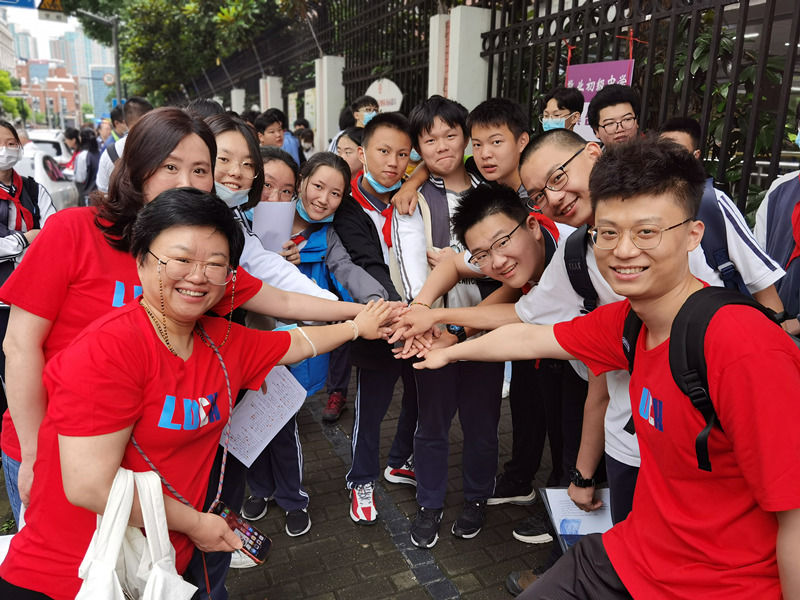 考生们|雨中，50后至90后送考老师为05后考生加油