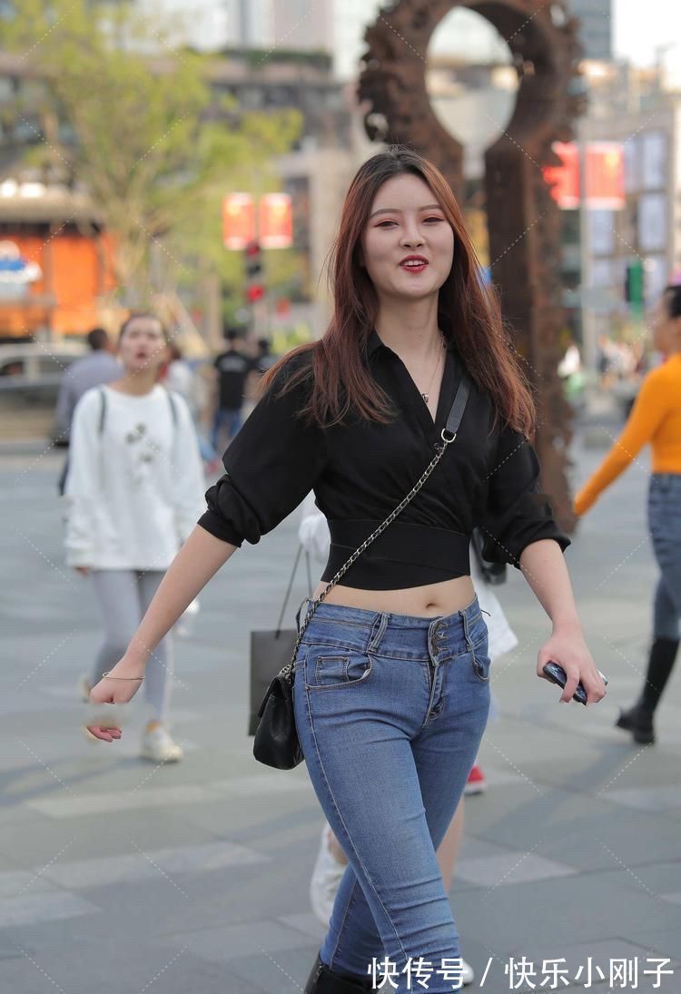 小姐姐 黑色交领露腰装,搭配黑色及膝长靴,很有时尚气质