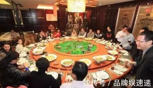 妈妈带9岁儿子参加同学聚会,回家后想看合照,发现已被踢出群聊