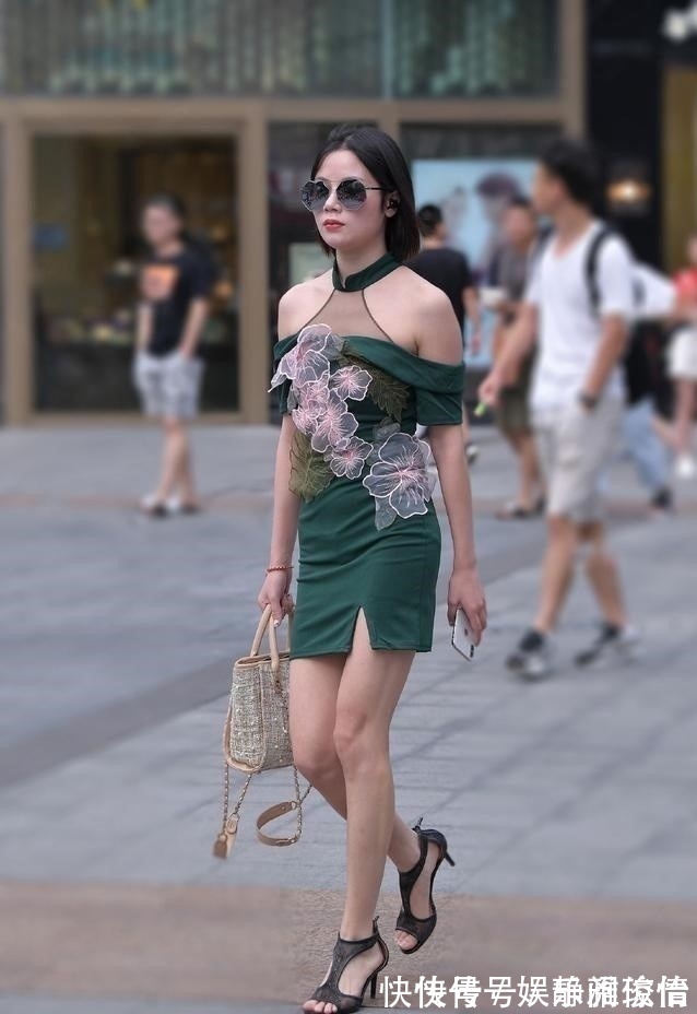时髦 缤纷夏季,穿款式时髦雅致的露肩短裙,清凉舒适还显气质