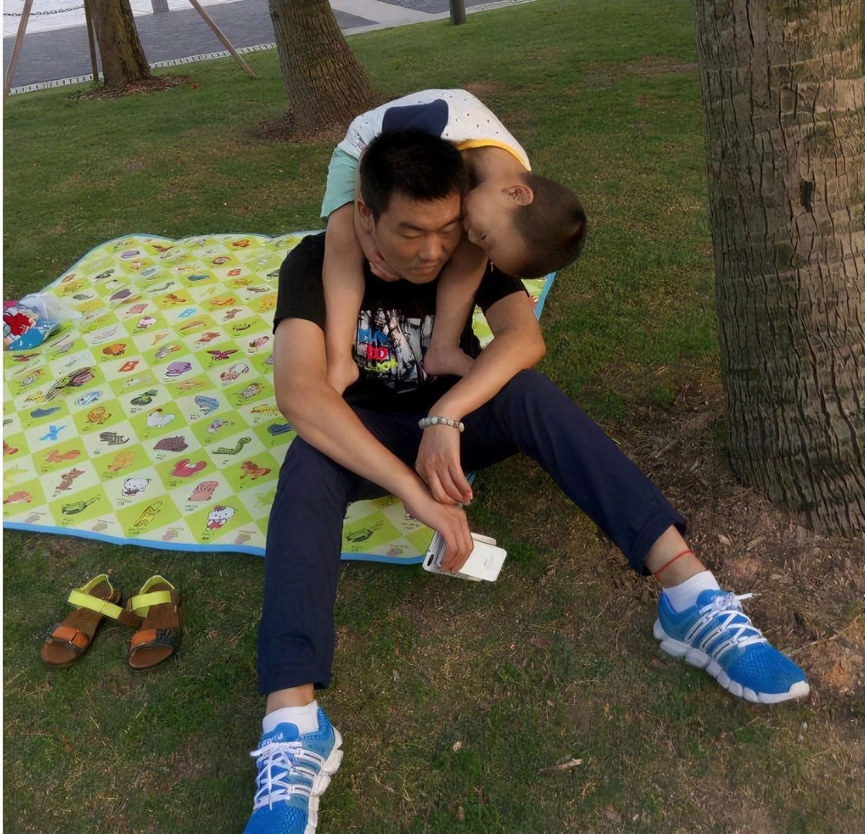 全身|“慌张宝爸”意外火了,抱着孩子全身都在抗拒,转过身来网友乐了