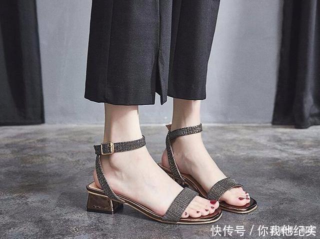 高级|一字带的凉鞋,露出脚趾,尽显高级品味