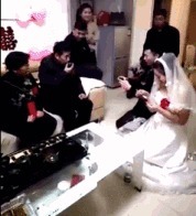 |搞笑GIF:跳舞的美女一般都这么有气质,在说什么我听不到