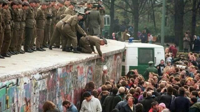 苏联|1990年德国统一时,苏联50万大军为何按兵不动原因就四个字