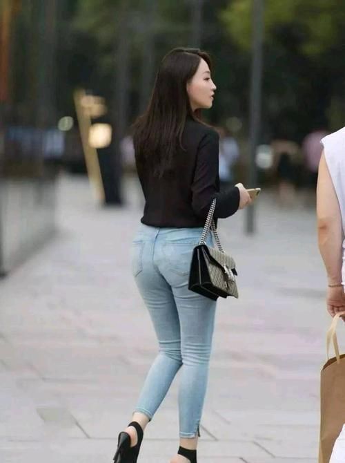 街拍身穿紧身牛仔裤的小姐姐,回眸的一刹那,真是太美了
