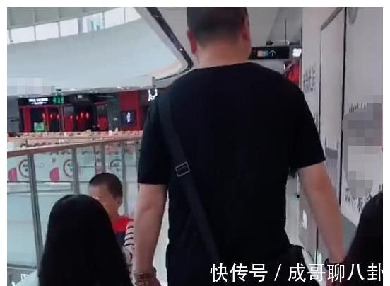 超拉风|“拉仇恨奶爸”带俩小情人逛街火了,那六亲不认的步伐超拉风