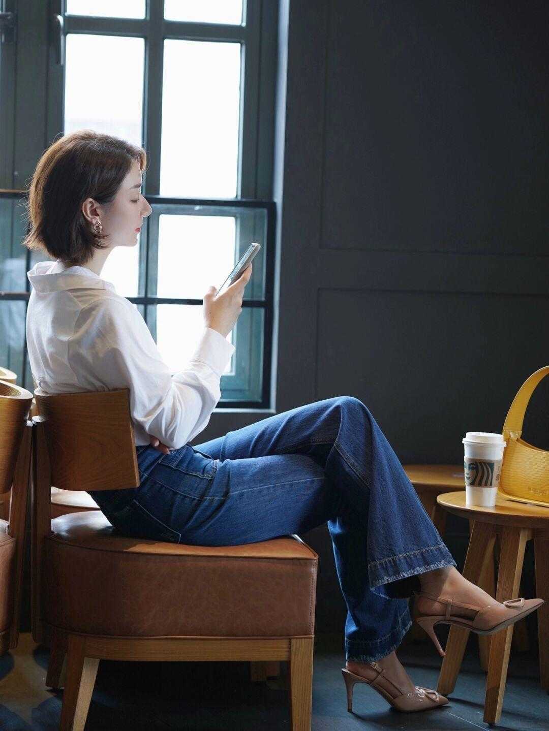 衬衫搭配|春天穿衣别再盲目跟风了!白衬衫+牛仔裤是今年顶流,简单大气