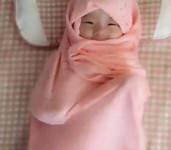 哥哥|妹妹睡午觉把被子踢了,哥哥怕妹妹冷裹成“粽子”,网友:萌化了