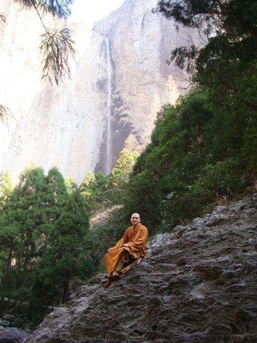 小伙@浙江80后小伙,放弃铁饭碗当和尚,却被富二代美女倒追,为啥