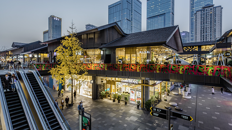 街道|楼市“怪象”：大量商铺关门，满大街都是药店、餐饮店和房产中介