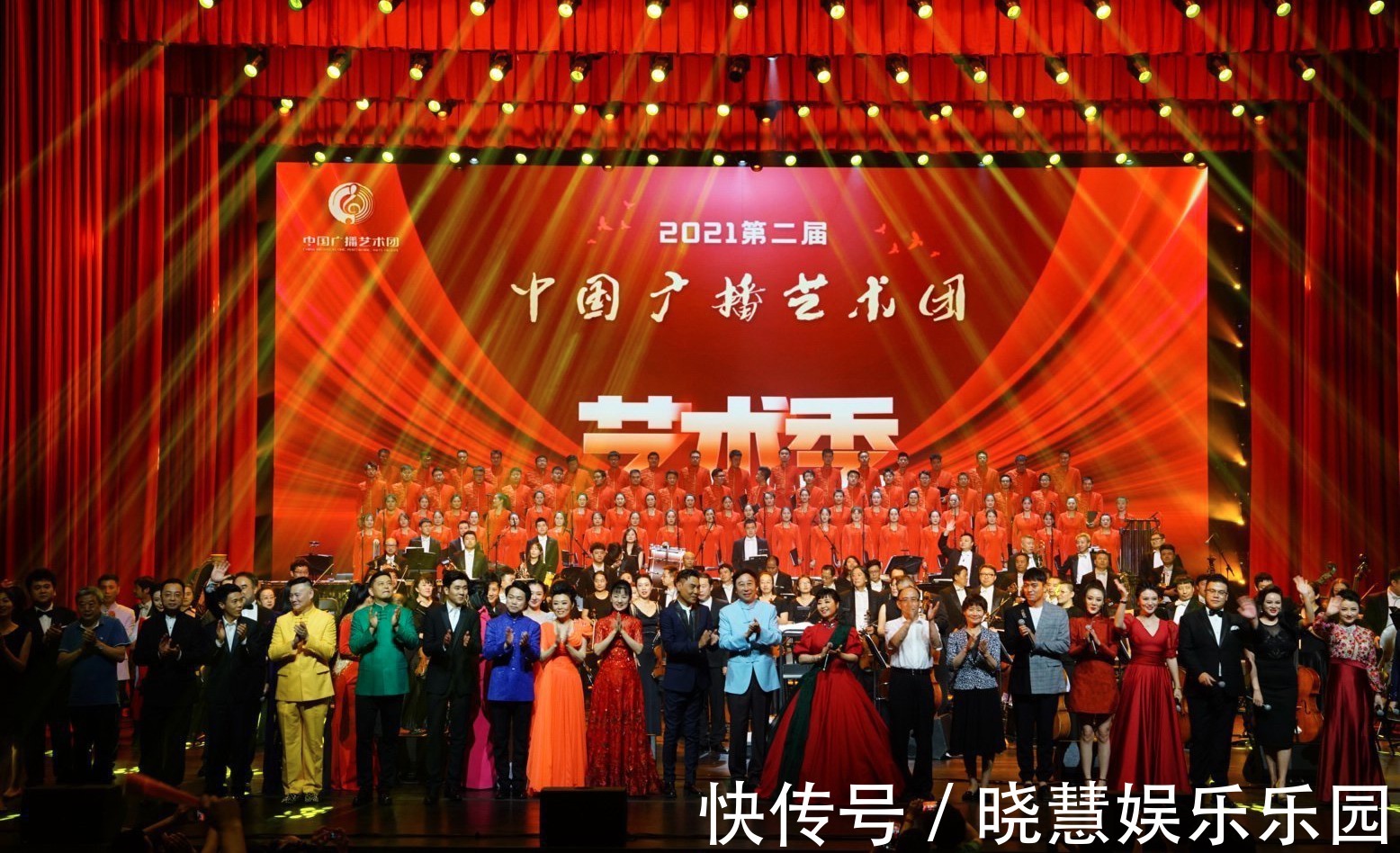 中國廣播藝術(shù)團藝術(shù)季收官,相聲名家馮鞏壓軸登場,現(xiàn)場掌聲雷動