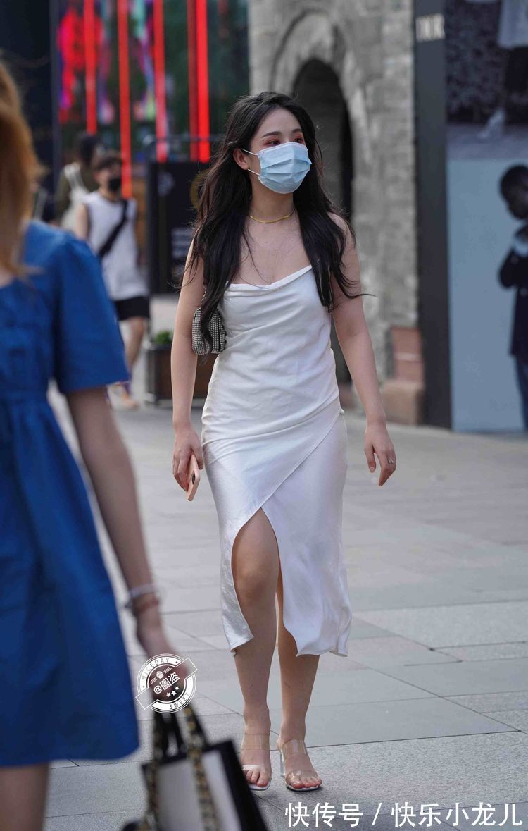 连衣裙 时尚的连衣裙美女,优雅舒适一步到位,时尚优雅