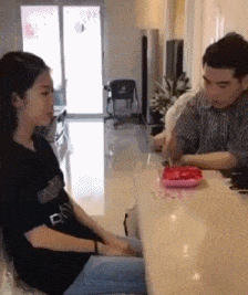 |搞笑GIF：今天是我大喜的日子 但感觉一点都不开心