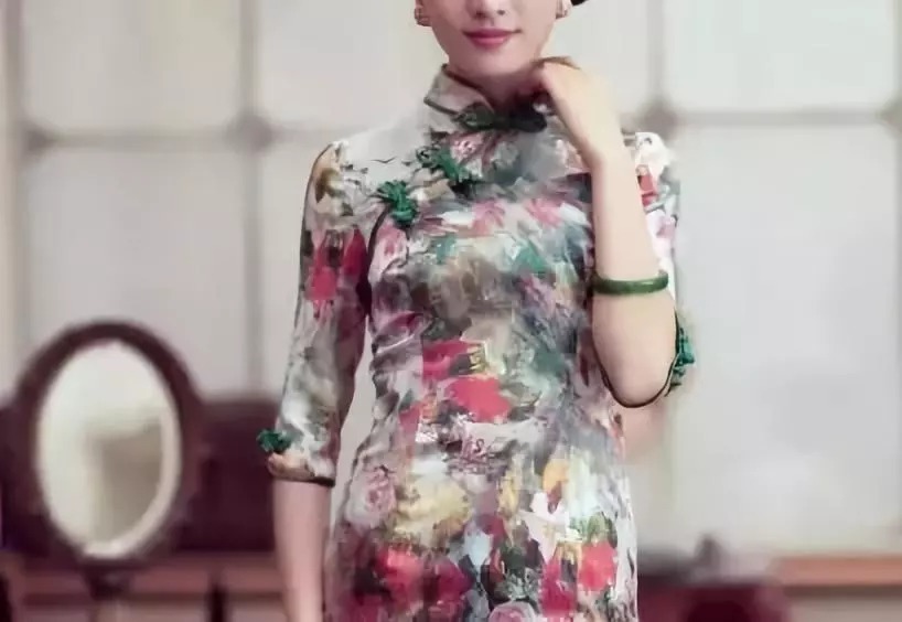 玉镯|手镯戴的对,年轻20岁,中国女人一定要有一只玉镯!