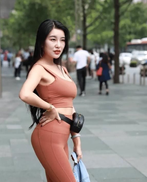 运动|时髦姐妹花,穿裙子的更有女人味,还是紧身裤更高级