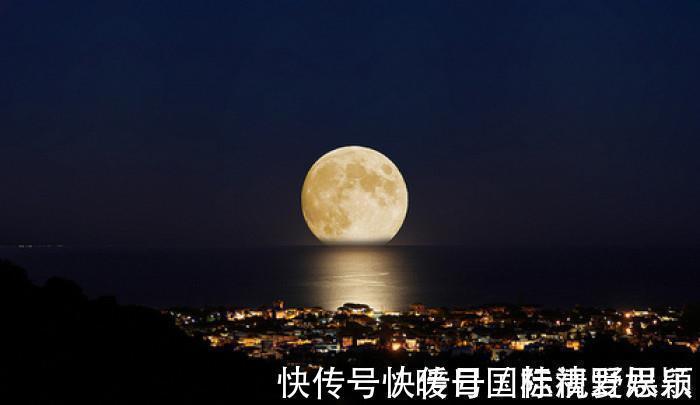 中秋节#唐代写中秋的名诗不多,白居易这首贡献了一个千古名句,流传很广