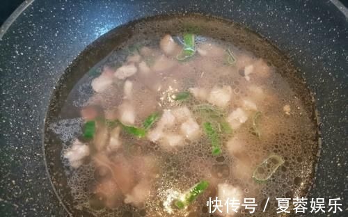 这才是萝卜炖牛腩的家常做法，口感劲道，肉质鲜嫩，汤汁浓郁下饭