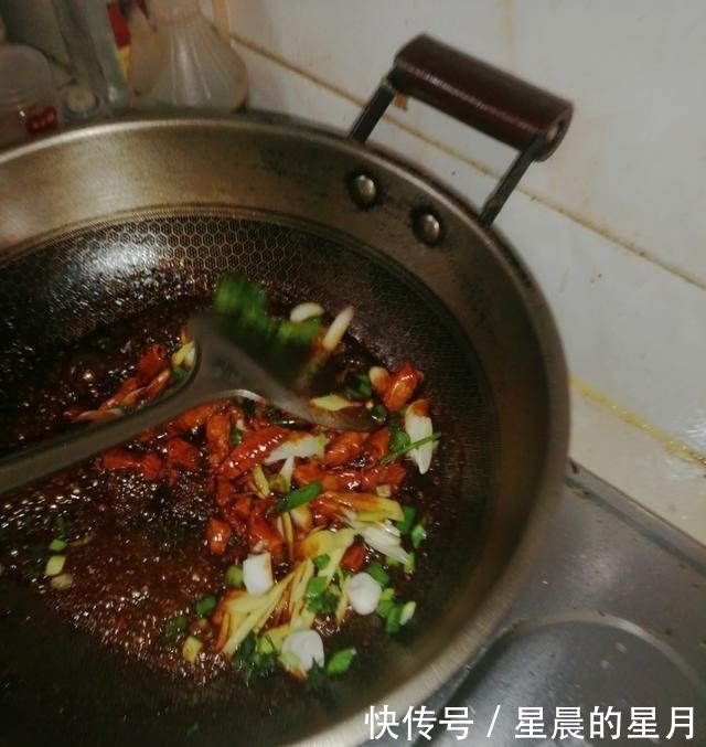 在家|宫保鸡丁怎么做高级大厨教你在家轻松制作这道中外名菜