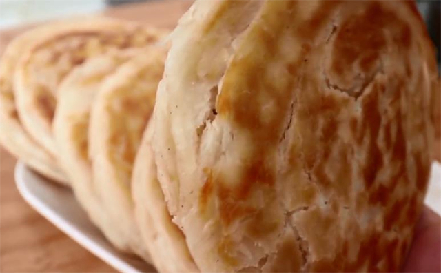 想吃油酥饼不用买,教你在家做,做出来金黄酥脆,满屋子都是香味