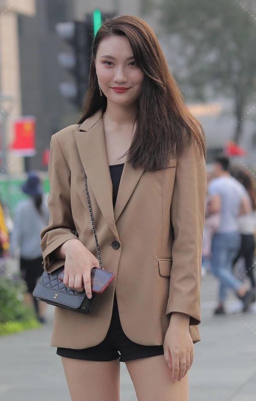 小西装搭配黑色短裤, 走在街头你就是最闪耀的潮人