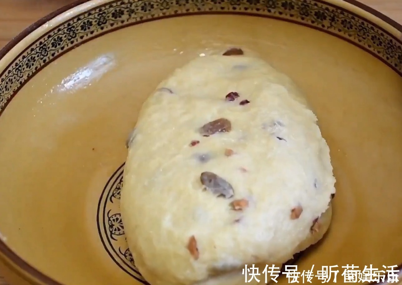 1碗面粉，加4个鸡蛋，不用水，不用烤箱，教你做柔软香甜拉丝面包