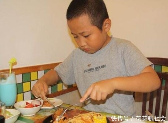  小朋友去吃牛排，服务员问要几成熟的？孩子的回答让全场尴尬！