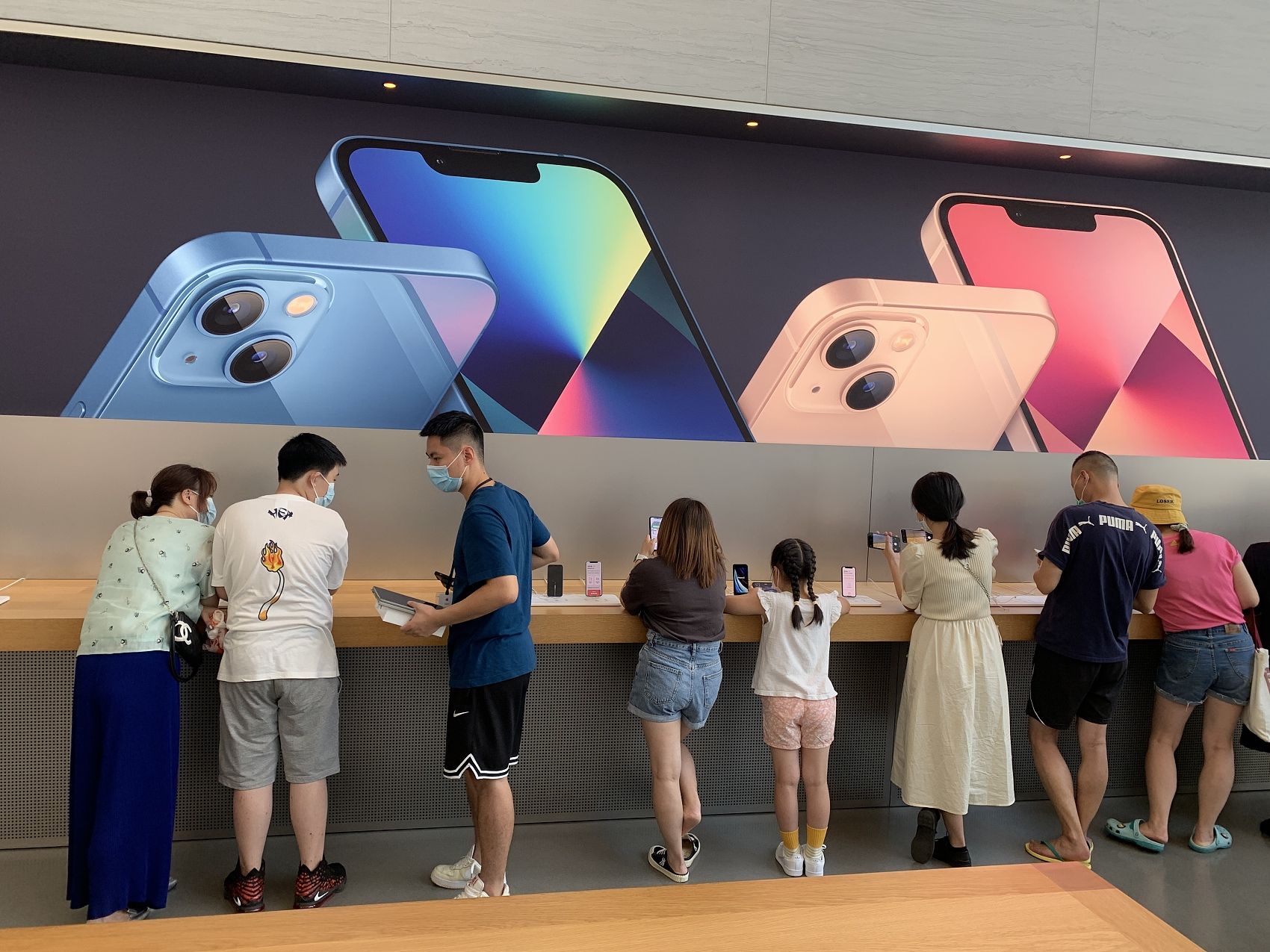 时代财经|iPhone13创最长等待期，深圳富士康急招20万人赶工：你国庆野外露营，我流水线上拧螺丝