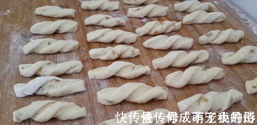 以后面粉就这样做，一次炸一锅，个个香酥掉渣，比油条麻花还好吃