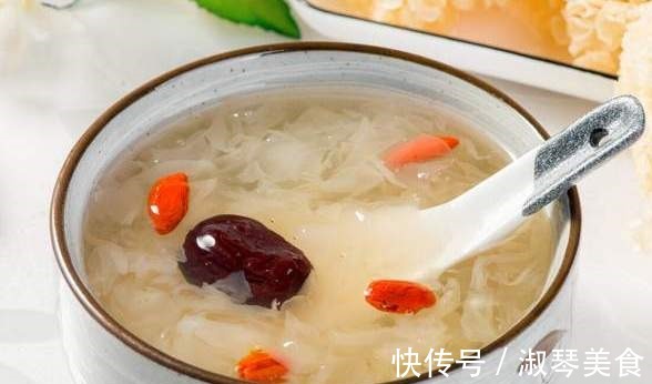 黏稠|煮银耳汤，泡发后直接煮是错的，学会2个小技巧，出胶又多又快速