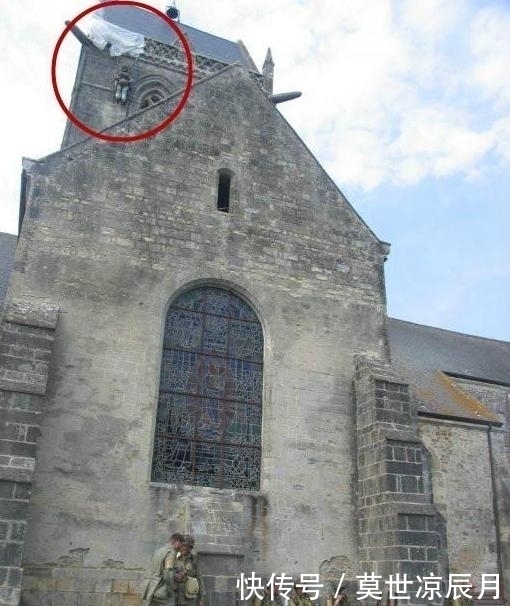 诺曼底|一个被挂在法国教堂上的美国伞兵，他在这里已经挂了70多年