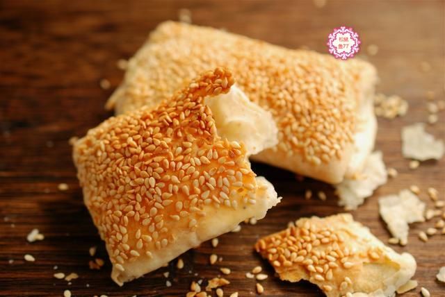 油皮|薄薄的皮儿脆脆的壳儿,一捏就碎一碰就掉渣,这个烧饼真香