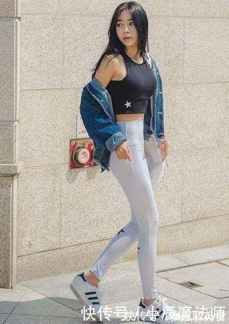 紧身 美女穿搭紧致打底裤展现迷人的身材，尽显潮流风范