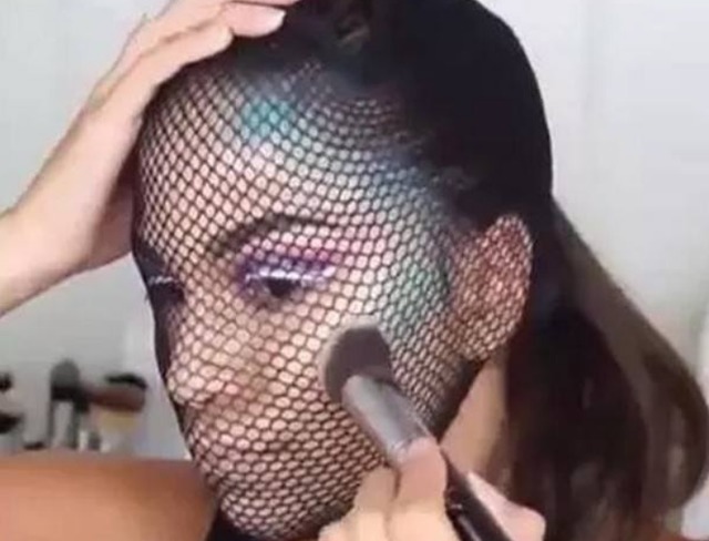 国外女子为追求时尚，居然用渔网袜化妆，取下丝袜后被惊艳到了！