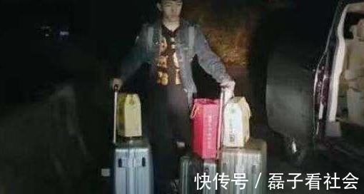 张迪|变形计:富二代考上大学后回农村看妹妹,拍了合照,女孩表情真实