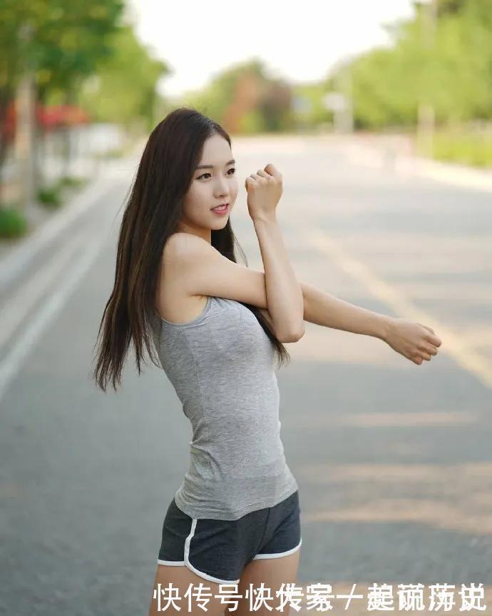 美女街拍高跟鞋搭配短裤,让女生轻松拥有大长腿