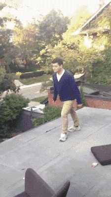 |搞笑GIF图:妹子,去扫大街还这么开心,真是够乐观的