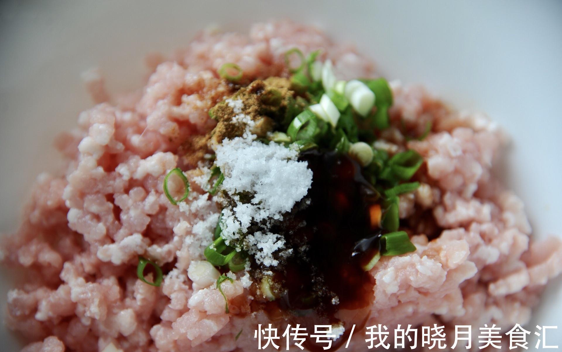 家常藕丁猪肉馅饼,外皮软嫩,馅料鲜香,吃上就忘不了的味道