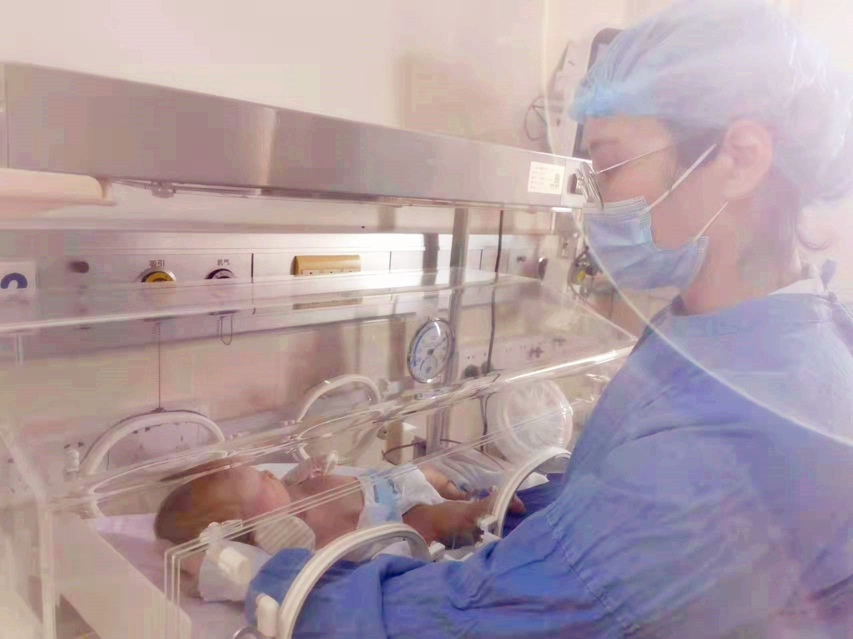 上海交通大学医学院|闭环中的瑞金医院：儿科蓝光箱旁，她们成为新生儿溶血宝宝“临时妈妈”