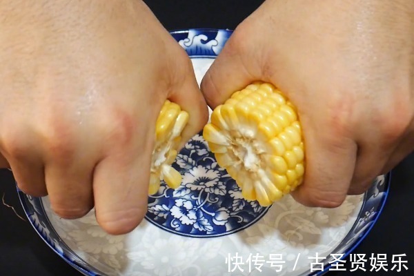 玉米上有个小开关，剪刀一扎一转，玉米粒完整脱落，1分钟剥一盘