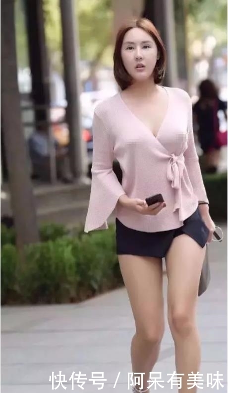 时尚靓丽|街拍偶遇不穿内衫的小姐姐,粉色V领衫,谁与争锋