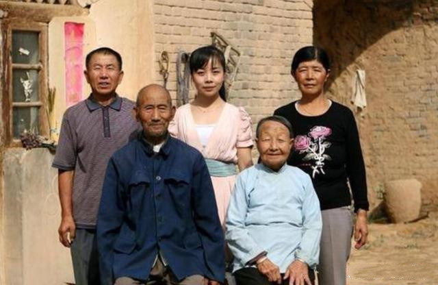 从农村的孩子变成国家一级演员,因为房子,又回到农村放牛放羊