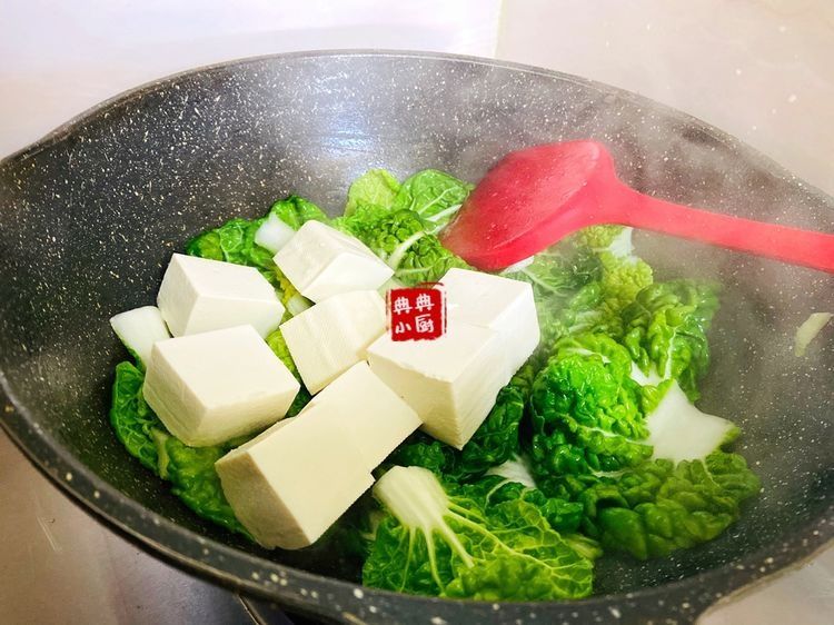 天说冷就冷了,来一锅热乎乎的白菜豆腐,很暖心