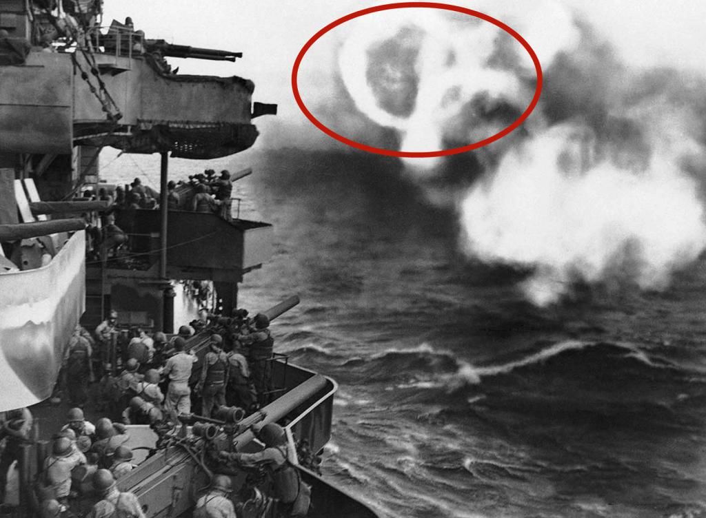 看着|历史上过目难忘瞬间：藏进苏联坦克里的德军，孤独的看着战俘玩扑克牌的美军